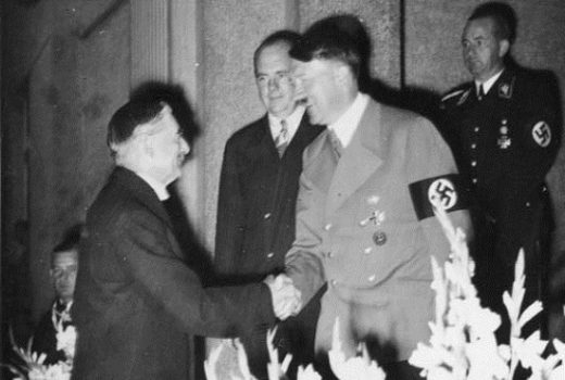 Głównymi aktorami w Monachium byli Adolf Hitler i Neville Chamberlain.