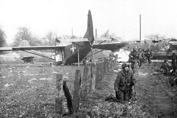 Amerykańscy żołnierze z piechoty szybowcowej po wylądowaniu niedaleko Wesel podczas operacji Varsity. Amerykańscy żołnierze z piechoty szybowcowej po wylądowaniu niedaleko Wesel podczas operacji Varsity.