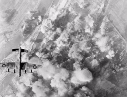 Polscy lotnicy z dywizjonu 300 brali udział w nalotach na Niemcy (na zdj. Lancaster podczas ataku na Bremę w marcu 1945 roku).