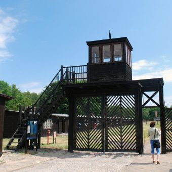 Brama wejściowa do obozu Stutthof (fot. Polimerek, lic. GNU FDL)