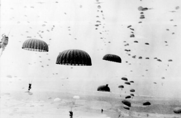 Brytyjscy spadochroniarze w czasie desantu w okolicach Arnhem. Brytyjscy spadochroniarze w czasie desantu w okolicach Arnhem.