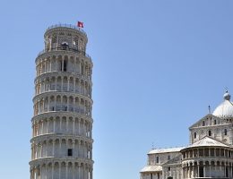 Krzywa Wieża w Pizie jest jednym z najbardziej rozpoznawalnych symboli architektonicznych Włoch.