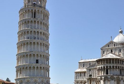 Krzywa Wieża w Pizie jest jednym z najbardziej rozpoznawalnych symboli architektonicznych Włoch.