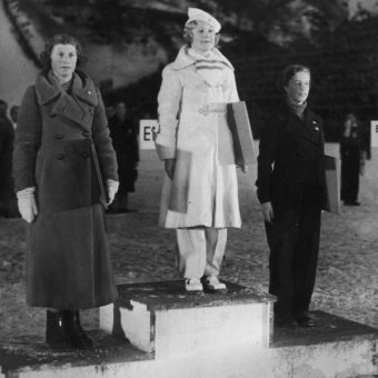 Medalistki olimpijskie w jeździe figurowej na lodzie z igrzysk 1936 roku (fot. domena publiczna).