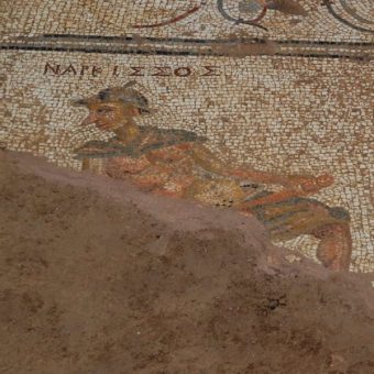 Mozaika przedstawiająca Narcyza, odkryta przez ekipę archeologów z Nebraski (fot. University of Nebraska)