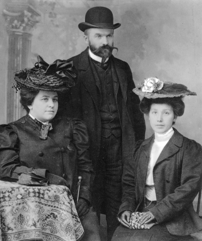 Od lewej Jadwiga z Eysmonttów Kunicka, Józef Piłsudski, Maria z Koplewskich Piłsudska 1904 (fot. domena publiczna)
