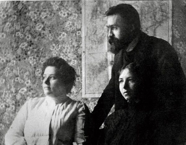 Piłsudski z żoną Marią i pasierbicą Wandą około 1900 roku