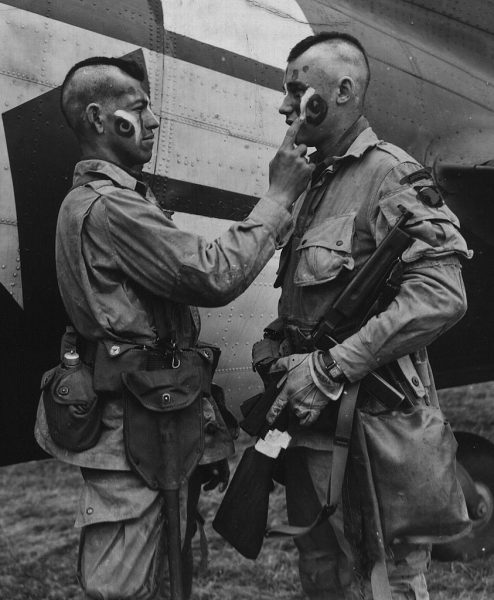 Spadochroniarze z 101 Dywizji Powietrznodesantowej przygotowują się do skoku nad Normandią. Anglia, czerwiec 1944 roku. Spadochroniarze z 101 Dywizji Powietrznodesantowej przygotowują się do skoku nad Normandią. Anglia, czerwiec 1944 roku.