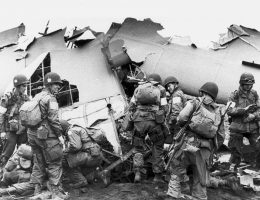 Dlaczego operacja Market Garden zakończyła się porażką? Na zdjęciu amerykańscy spadochroniarze ze 101 Dywizji Powietrznodesantowej.