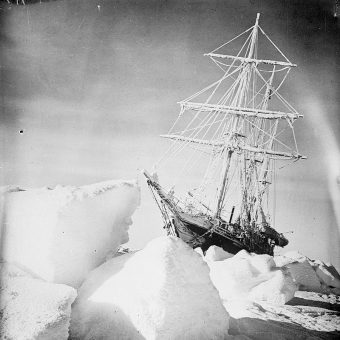 Statek "Endurance" uwięziony w lodzie (fot. domena publiczna)