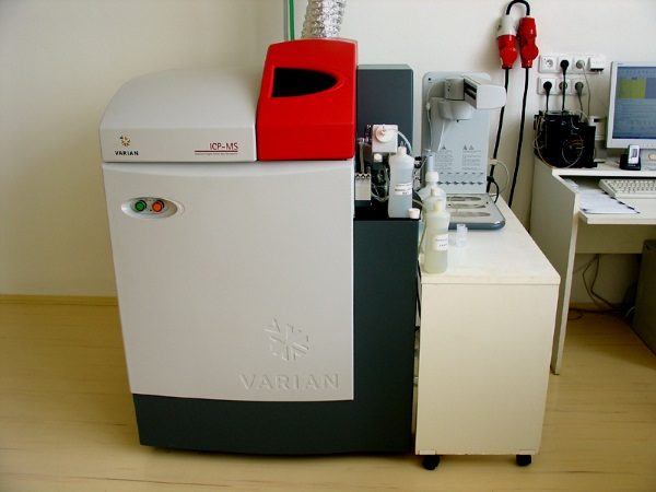 W trakcie badań użyto skomplikowanych urządzeń. Na zdjęciu instrument służący do badań metodą ICP-MS (fot. domena publiczna)