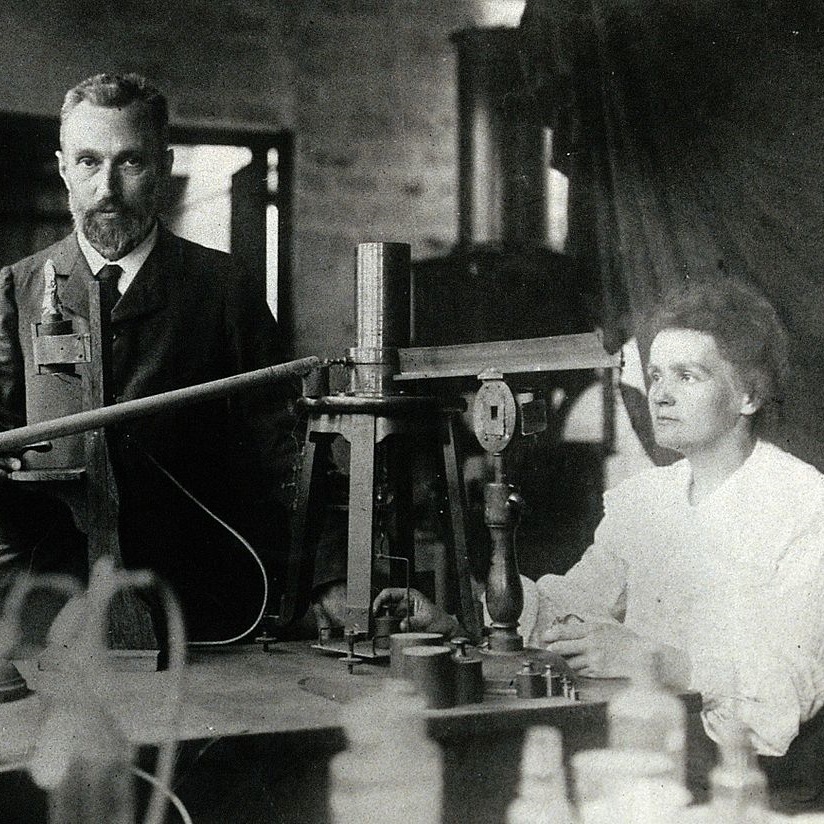 Swoją pierwszą Nagrodę Nobla Skłodowska dzieliła z mężem, Piotrem Curie, oraz Henri Becquerelem.