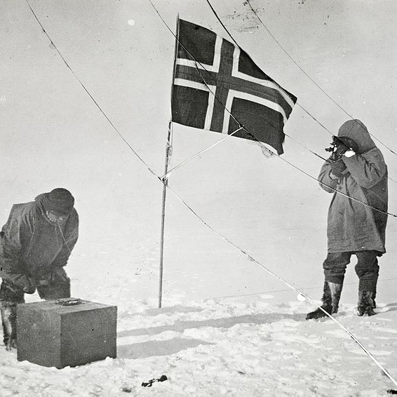 Podróżnicy zatknęli na biegunie norweską flagę.