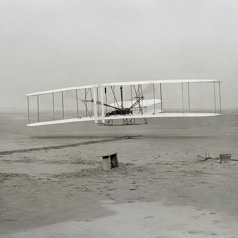 Pierwszy lot Orville'a Wrighta uwiecznił na zdjęciu fotograf John T. Daniels.