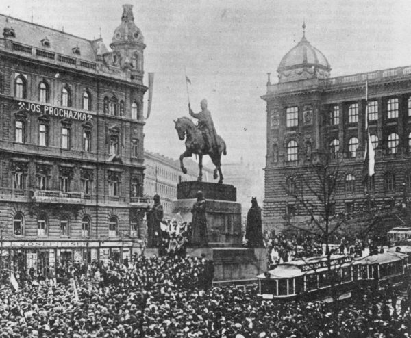 W pracy widoczna jest niechęć do przedwojennej Czechosłowacji. Na zdjęciu Praga w 1918 roku.