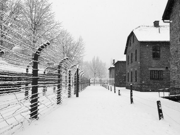 Auschwitz-Birkaneu zimą (fot. Andrea Tosatto, lic. CC BY 2.0)