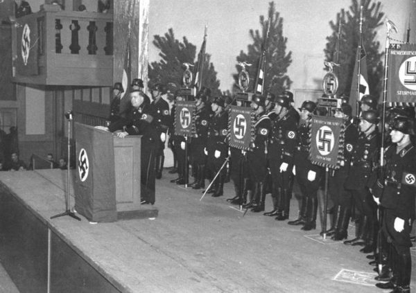 Książka Hitlera stała się swego rodzaju Biblią dla nazistów. Zdjęcie z wykładu SS-Hauptsturmführera Walthera Wüsta pod hasłem: „Mein Kampf" jako lustro aryjskich poglądów.