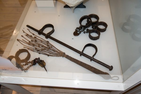 Dawne narzędzia służące do karania żeglarzy (fot. Thomas Quine, lic. CC BY 2.0)