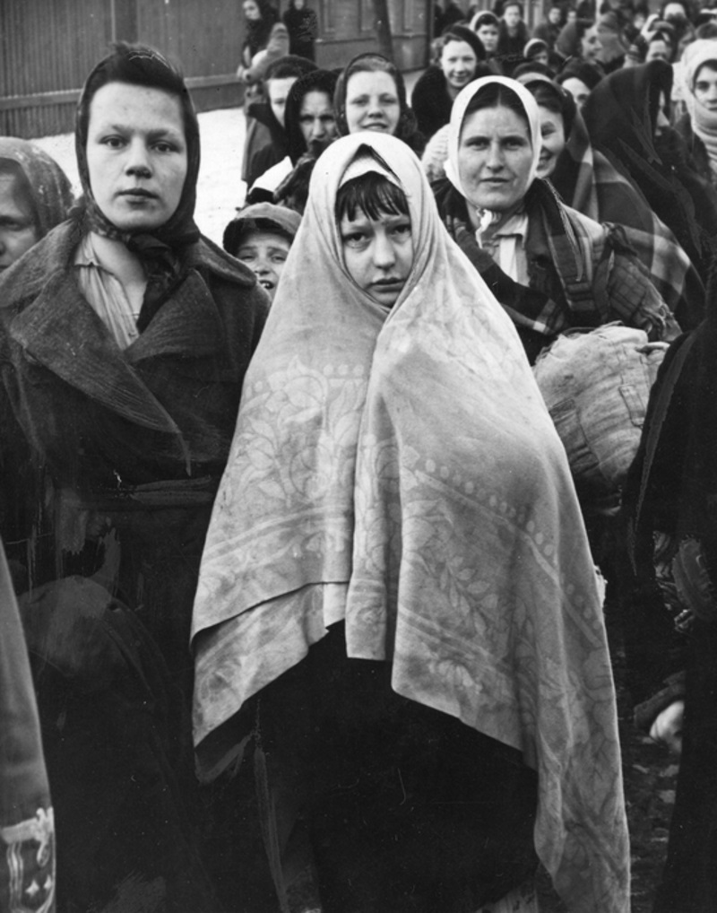Grupa kobiet przed wyjazdem do Trzeciej Rzeszy na roboty przymusowe. Stylowy wygląd to dla nich rzecz zupełnie trzeciorzędna. Najważniejsze by było im ciepło (fot. domena publiczna)