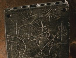 Kamień z tajemniczą inskrypcją (fot. Photo by Roberto Ceccacci, Chicago-Tübingen Expedition to Zincirli)