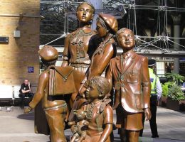 Pomnik dzieci przewiedzionych do Wielkiej Brytanii w ramach operacji Kindertransport autorstwa Franka Meislera przy dworcu Liverpool Street Station w Londynie.