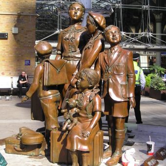Pomnik dzieci przewiedzionych do Wielkiej Brytanii w ramach operacji Kindertransport autorstwa Franka Meislera przy dworcu Liverpool Street Station w Londynie.