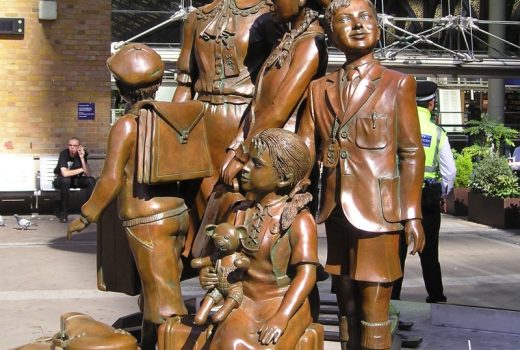 Pomnik dzieci przewiedzionych do Wielkiej Brytanii w ramach operacji Kindertransport autorstwa Franka Meislera przy dworcu Liverpool Street Station w Londynie.
