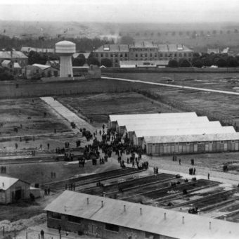 Obóz w Pithiviers, 1941 (fot. Bundesarchiv, Bild 183-S69236, lic. CC-BY-SA 3.0)