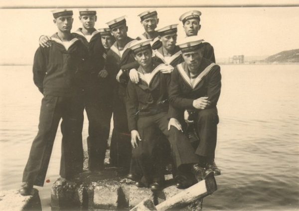 Marynarze początkowo nie mieli nawet własnych mundurów. Brakowało też sienników, a racje żywnościowe były niepełne. Zdjęcie poglądowe.
