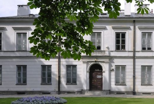 Siedziba Narodowego Instytutu Dziedzictwa w Łazienkach (fot. Wistula, lic. CC BY 3.0)