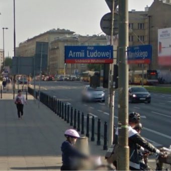 Tabliczka z nazwą Alei Armii Ludowej w Warszawie, której nazwa została przywrócona wyrokiem sądu. Screen z Google Maps.