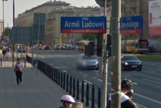Tabliczka z nazwą Alei Armii Ludowej w Warszawie, której nazwa została przywrócona wyrokiem sądu. Screen z Google Maps.