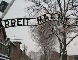 Wejście do obozu Auschwitz (fot. domena publiczna)