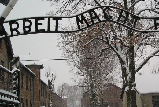 Wejście do obozu Auschwitz (fot. domena publiczna)