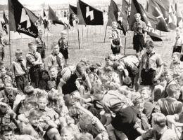 Członkowie Hitlerjugend na obozie letnim.