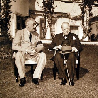 Głównymi graczami na konferencji byli Franklin D. Roosevelt i Winston Churchill.