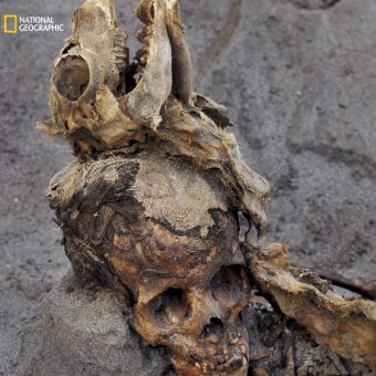 Materiał na temat najnowszych odkryć związanych z peruwiańskim cmentarzyskiem dzieci ukaże się w anglojęzycznym wydaniu magazynu "National Geographic" w lutym (zdj. pochodzi z "Nathional Geographic").