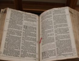 Dla czarnoskórych niewolników Brytyjczycy przygotowali okrojoną wersję Pisma Świętego (na zdj. Biblia króla Jakuba z 1611 roku).