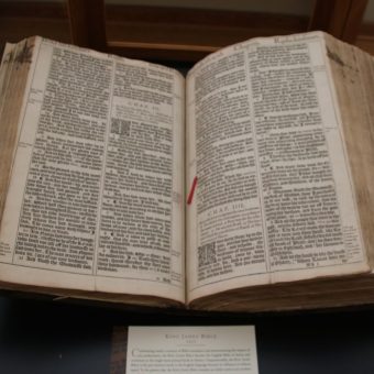Dla czarnoskórych niewolników Brytyjczycy przygotowali okrojoną wersję Pisma Świętego (na zdj. Biblia króla Jakuba z 1611 roku).