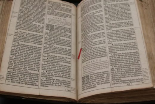 Dla czarnoskórych niewolników Brytyjczycy przygotowali okrojoną wersję Pisma Świętego (na zdj. Biblia króla Jakuba z 1611 roku).