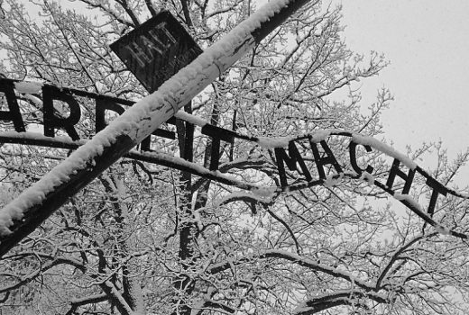 Brama wejściowa do obozu Auschwitz (fot. Andrea Tosatto, lic. CC BY 2.0)