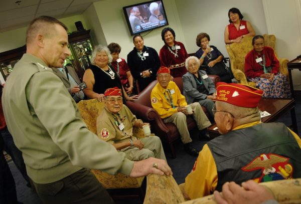 Generał Peter Pace spotyka się w Pentagonie z nawajskimi szyfrantami z czasów II wojny światowej i ich rodzinami w 2007 roku (fot. domena publiczna)