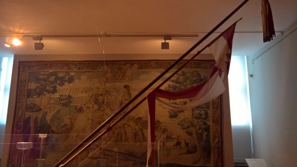 Husarskie kopie mogły mierzyć nawet ponad sześć metrów. Na zdjęciu oryginalne husarskie kopie ze zbiorów Muzeum Narodowego w Krakowie. Te mają niemal pięć metrów.