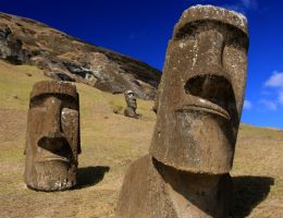 Moai na Wyspie Wielkanocnej (fot. TravelingOtter, lic. CCA 2.0 G)