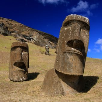 Moai na Wyspie Wielkanocnej (fot. TravelingOtter, lic. CCA 2.0 G)
