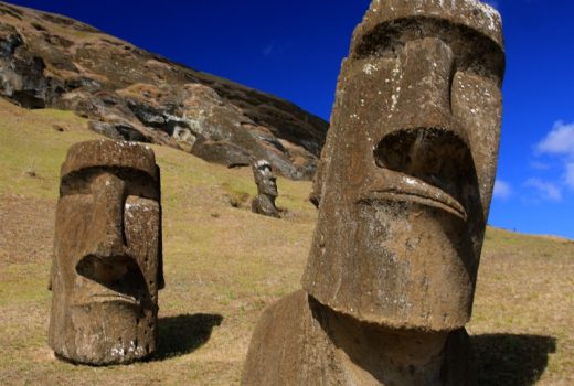 Moai na Wyspie Wielkanocnej (fot. TravelingOtter, lic. CCA 2.0 G)