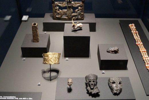 Obiekty znalezione przez archeologów w Hasanlu na wystawie w Niemczech (fot. NearEMPTiness, lic. CCA SA 4.0 I)