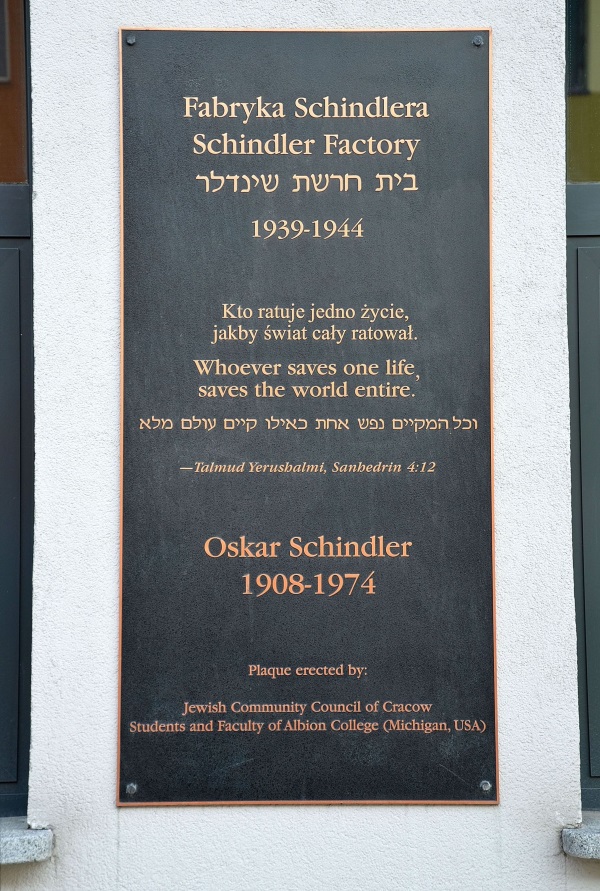 Pamiątkowa tablica na fabryce Schindlera (fot. Adrian Grycuk, lic. CC BY-SA 3.0 pl)