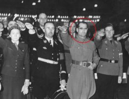 Zaznaczony na czerwono Rudolf Hess (fot. Bundesarchiv Bild 183-H28245, Berlin, Kundgebung des HJ-Landdienstes).