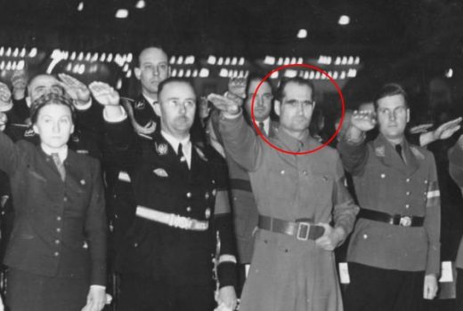 Zaznaczony na czerwono Rudolf Hess (fot. Bundesarchiv Bild 183-H28245, Berlin, Kundgebung des HJ-Landdienstes).